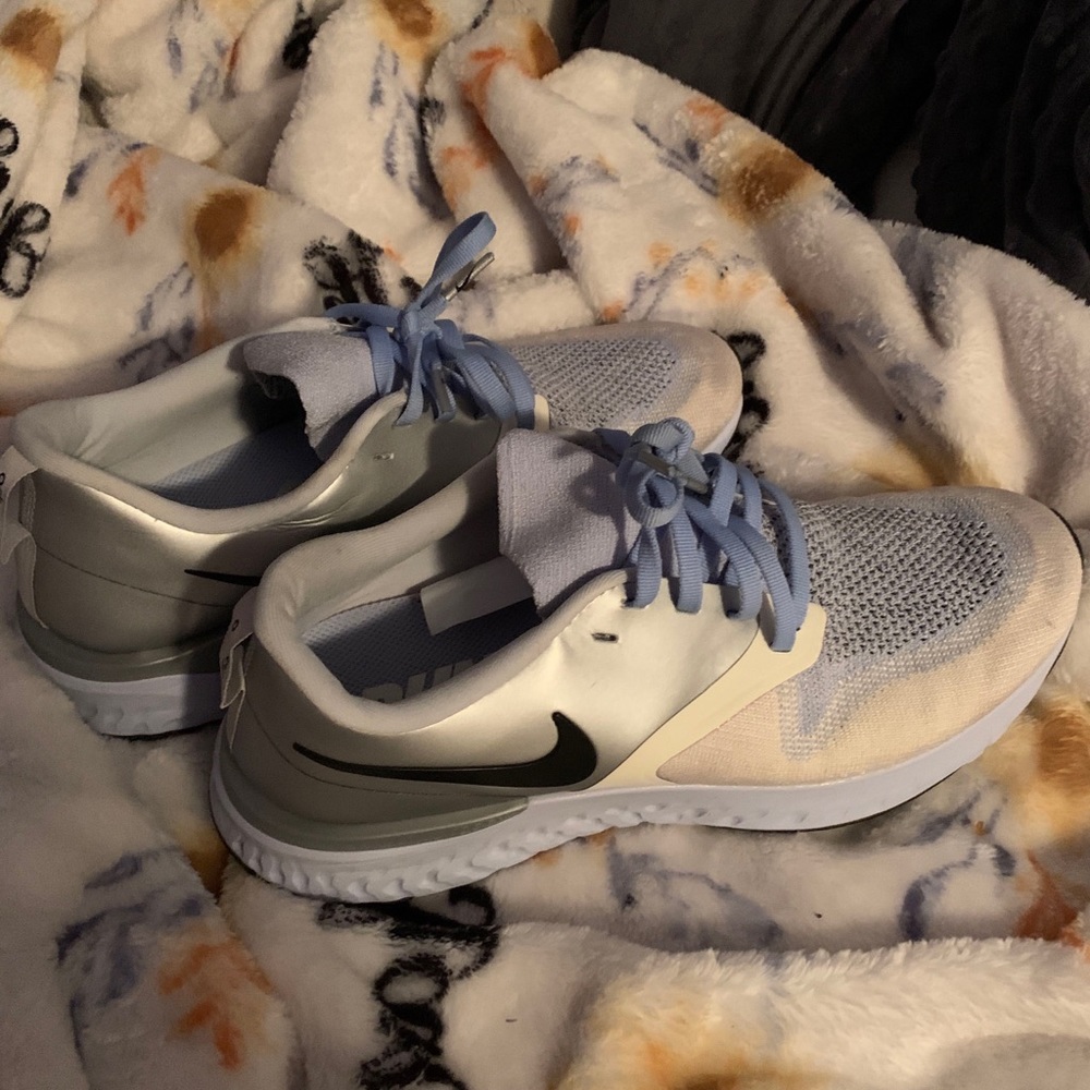 🌊Brand new Nike Sneaks!